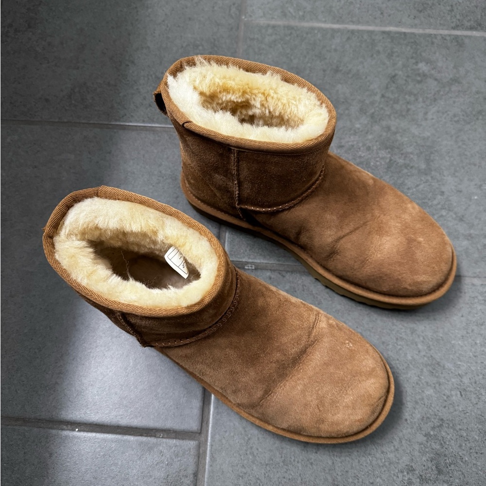 UGG Mini, size 7, EUC